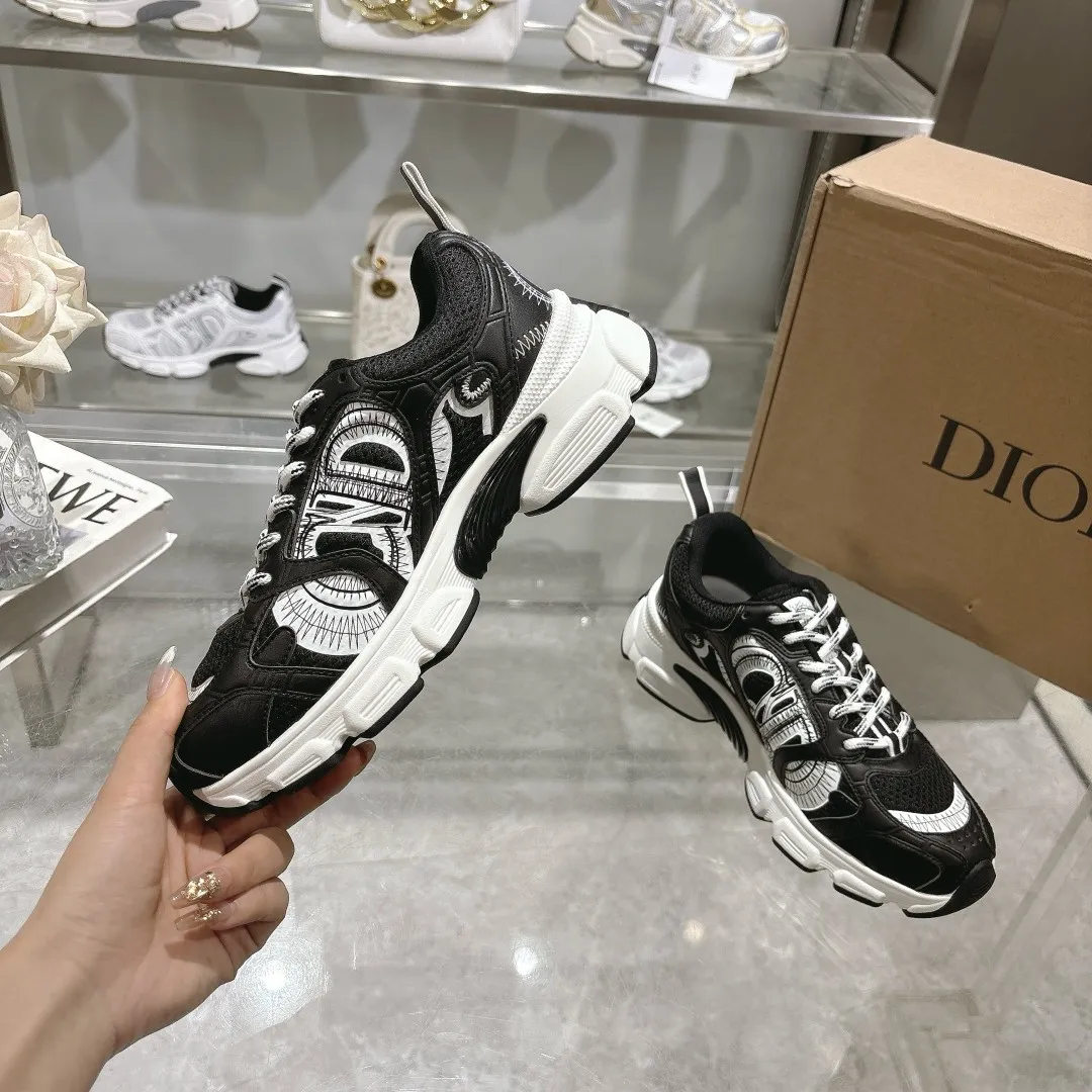 👟👟Ex-factory price 560👟👟 This Dior Chrono sneaker is a new product of the 2024 autumn ready-to-wear series, reinterpreting running shoes with Dior's high-end style. White mesh fabric is paired with nude and silver-toned laminated leather-effect panels, as well as CD logos on the sides, a star patch on the tongue and a Dior logo on the heel. Featuring tri-color laces, a lightweight sole and star embellishments for a casual look all year round. ✅Size: 35-40 ✅Packaging: With counter packaging and Dior outer box